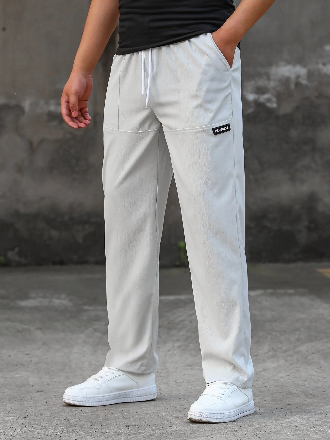 Men's Drawstring Waist Tapered Casual Pants With Patch Detail